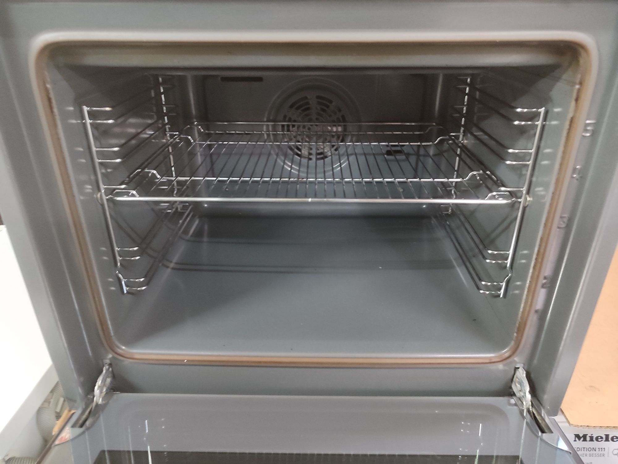 Фурна Bosch HBA34B550 - 10Функци + 10 автоматични програми.