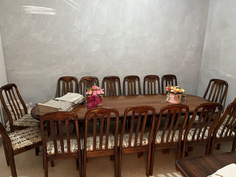 Срочно продается стол со стульями