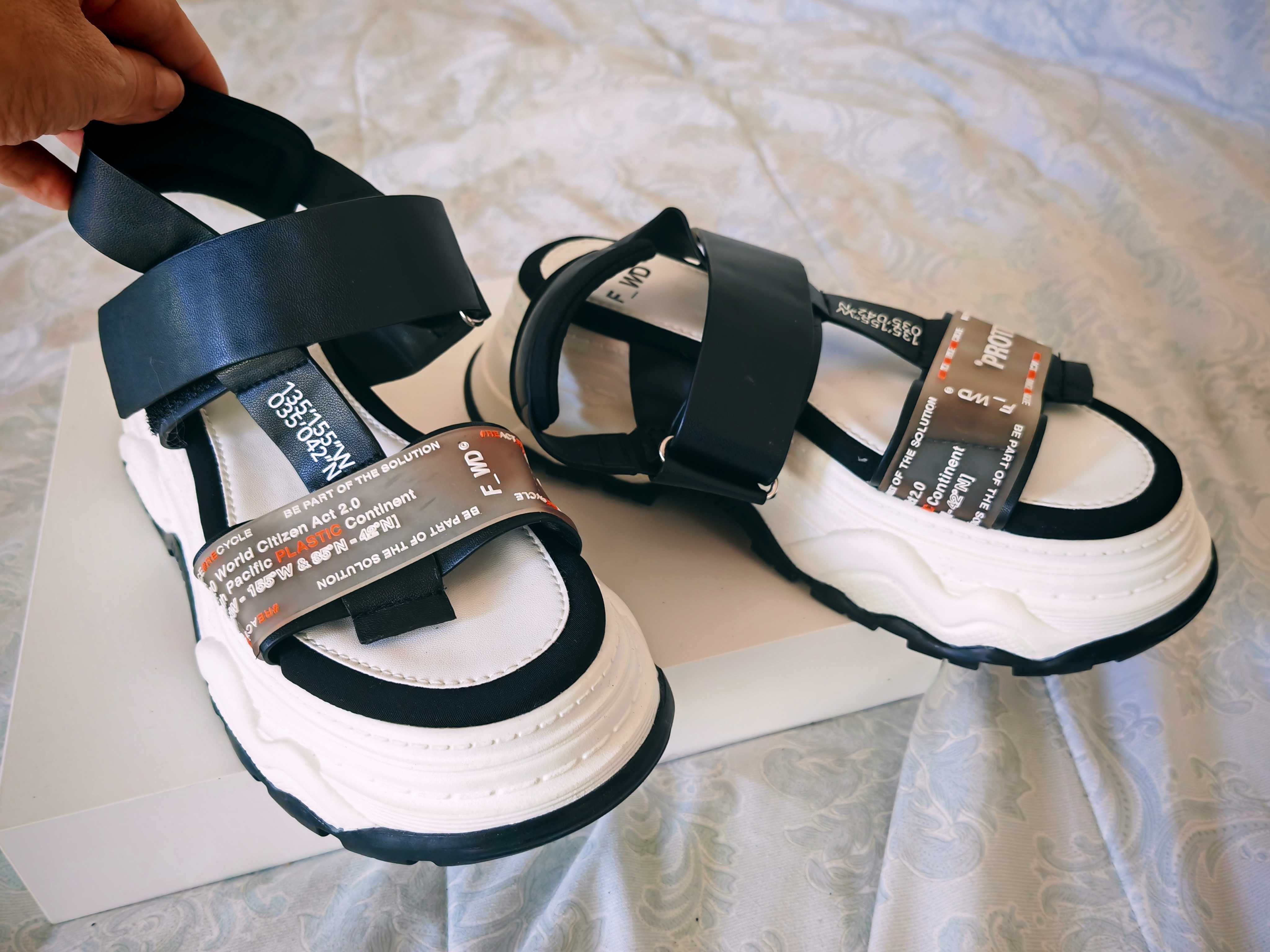 Нови рециклирани сандали на платформа, в черно и бяло, номер 35
