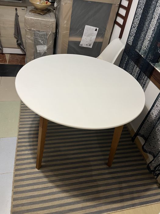 Маса кръгла бяла