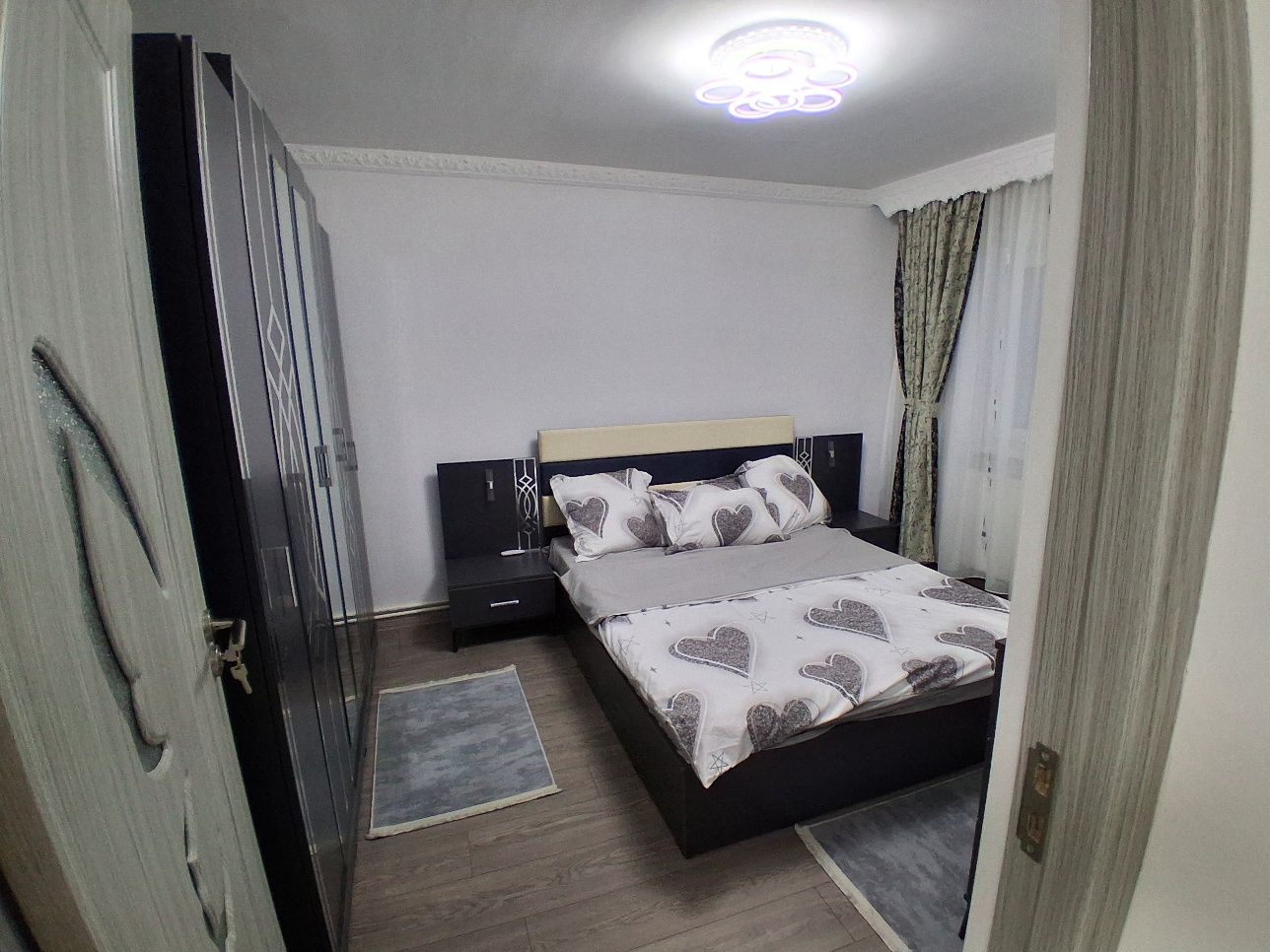 Închiriez apartament 2 camere,etaj 1,zona centrala,piața Moldovaei