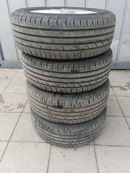 Продавам,Гуми 205/55/15 със джанти оргинални за Пежо,със болтовете.