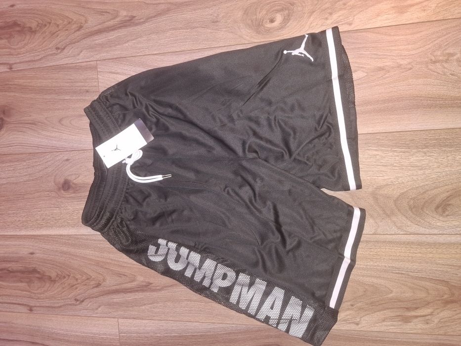 pantaloni scurti jordan marimea L