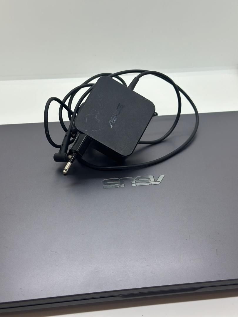 Laptop ASUS X509J, Full HD, i5, SSD de 512 GB -A-