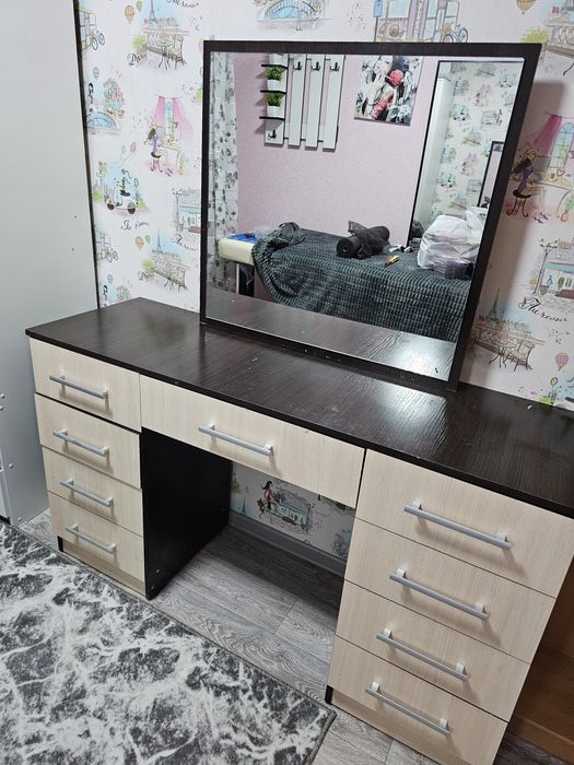 Трюмо с зеркалом