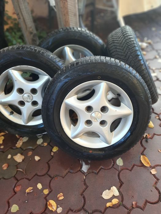 Cauciucuri noi iarna Laufenn 175/70 R13 ,4 buc.cu jante aliaj