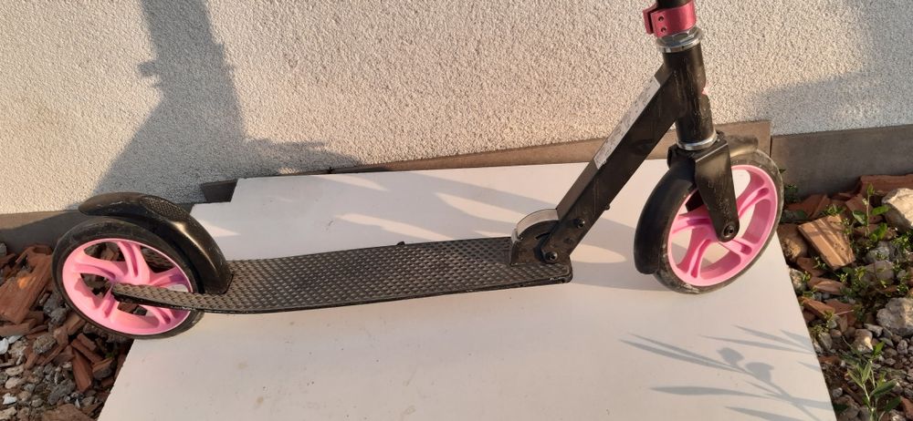 Vând trotinetă roz