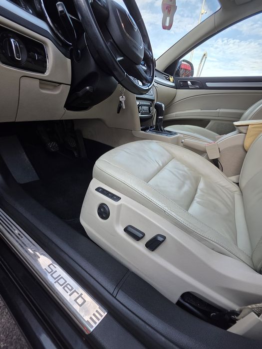 Skoda Superb 2.0 TDI 177 CP 4x4 – FULL OPTIONS – Piele crem