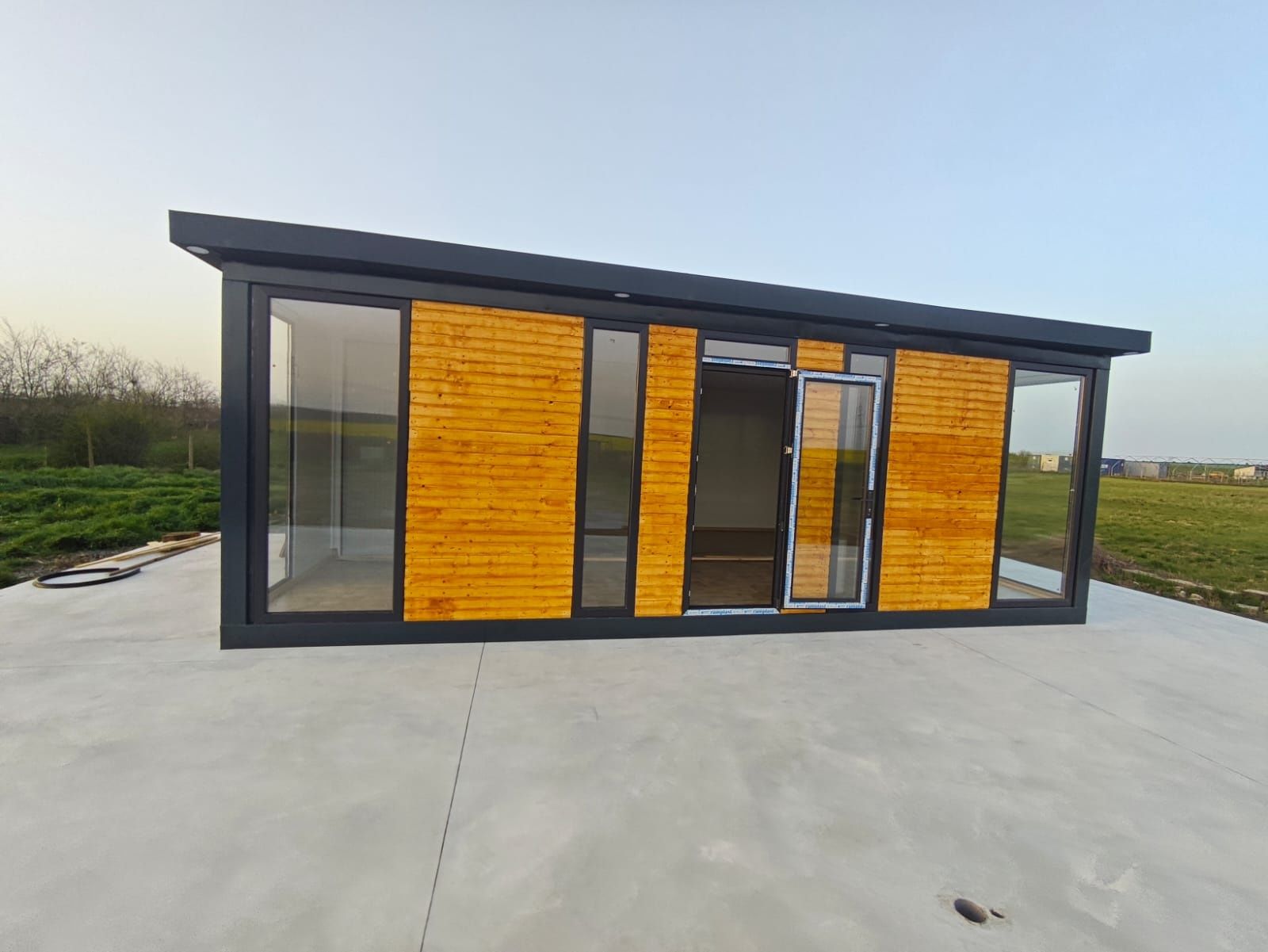 Vând containere modulare birou cafenea vitrina grup sanitar