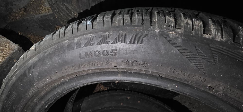 Гуми 2бр 225/50/18 - 1бр  93лв