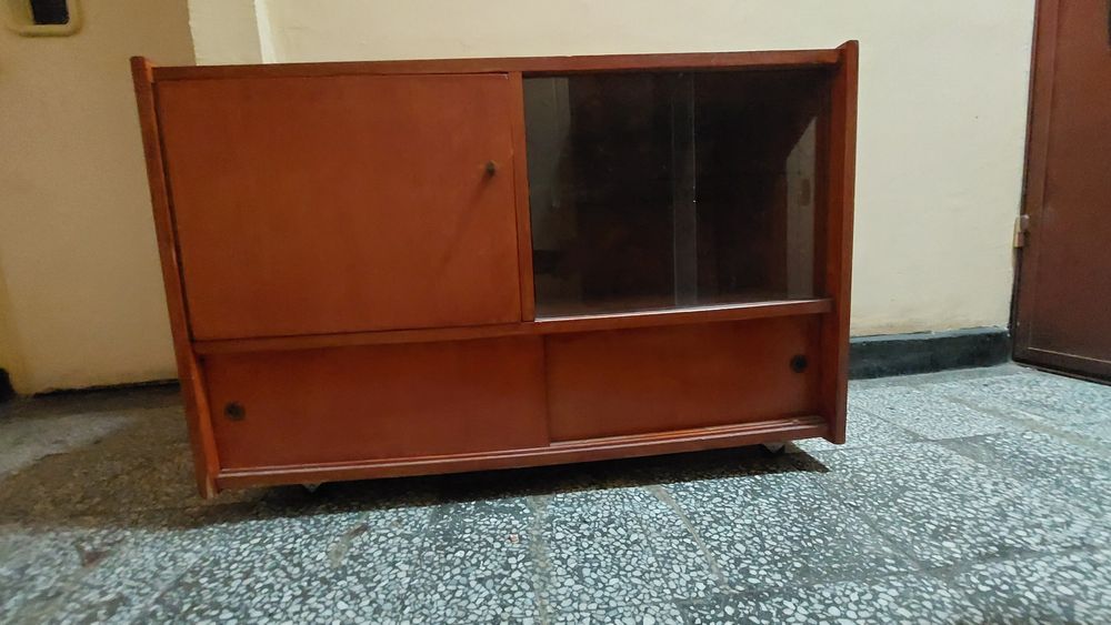 Подарявам тв шкаф