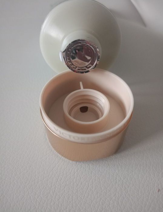 Vând crema de corp parfumata de la Victoria Secret,noua ,sigilata, ori
