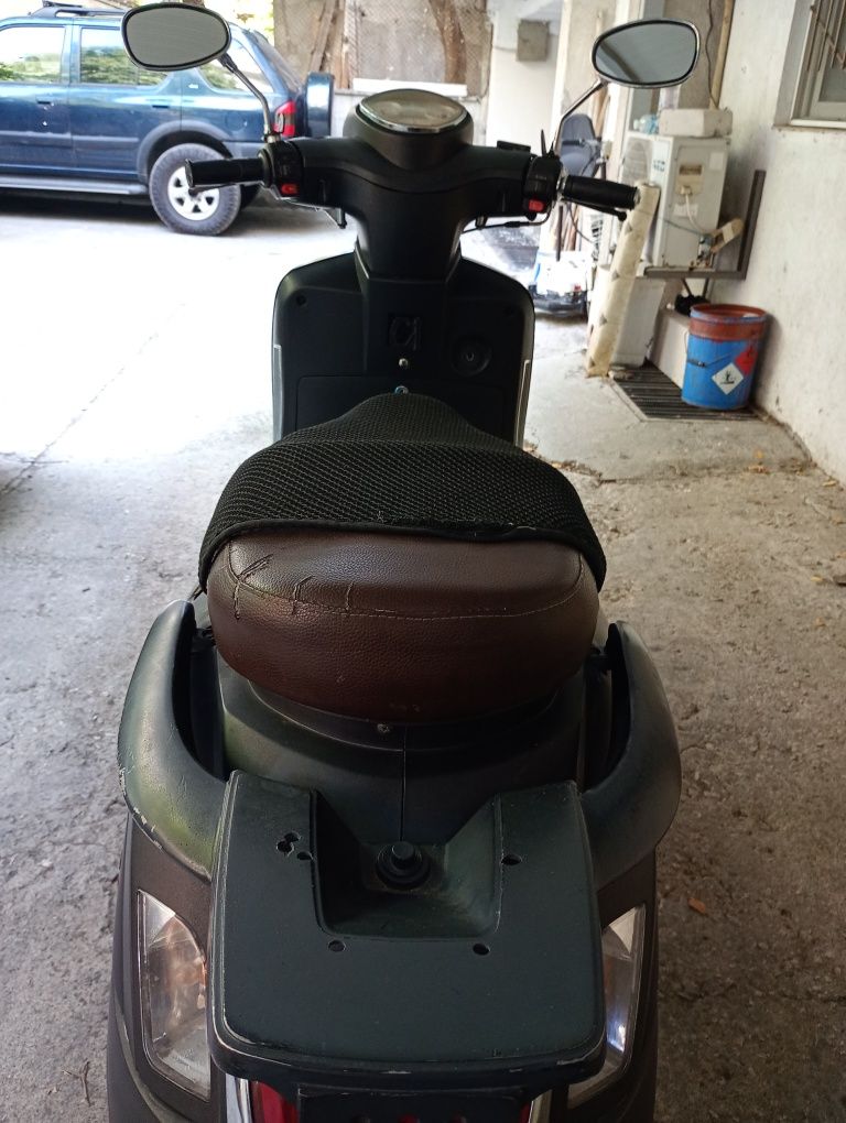 Продавам скутер 50кубика 4т