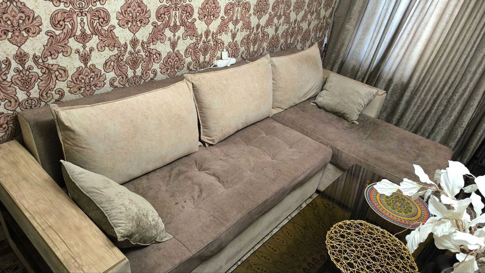 Угловой диван отдам даром