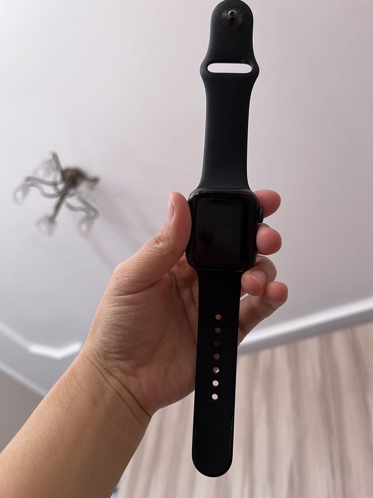 Продаю Apple Watch SE