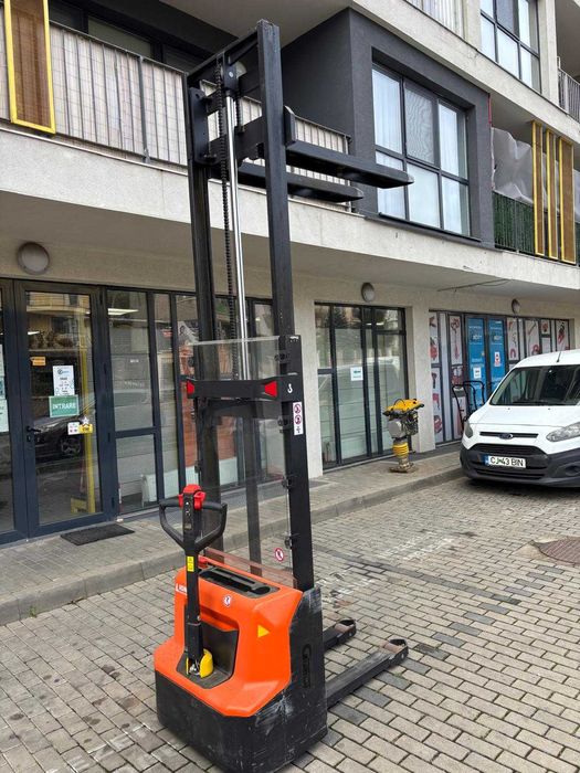 Inchiriem Transpalet electric - ridicare 2,9 m - capacitate 1200 kg