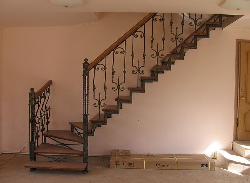 Лестницы металлические с деревянными ступенями
