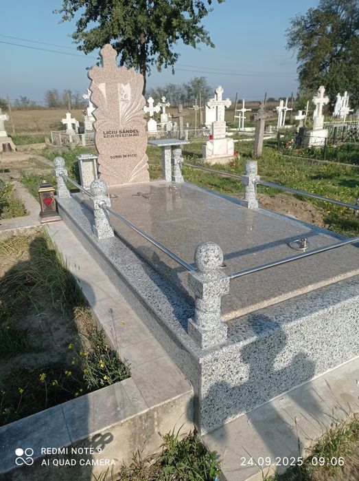 Cruci din praf de marmură și ciment alb