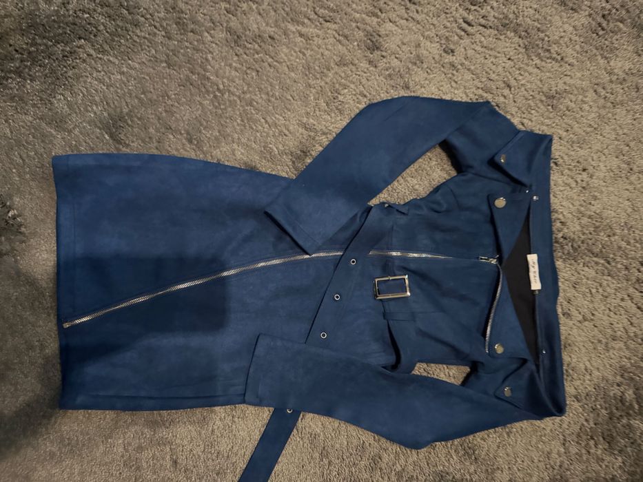 Красива рокля в тъмно синьо