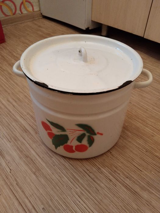 Кастрюля эмалированная в хорошем состоянии б/у 10 л.