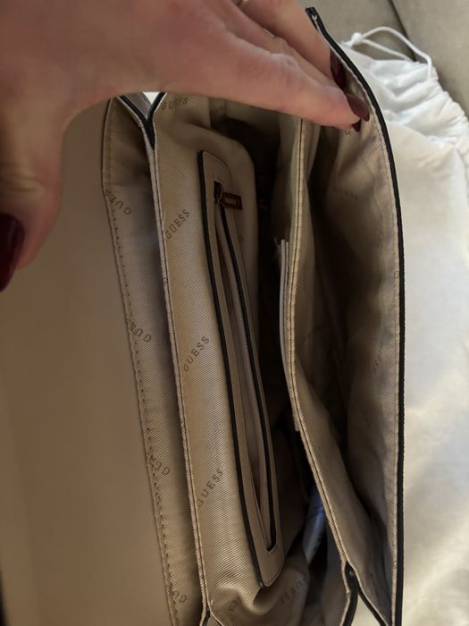 Бежова чанта Guess