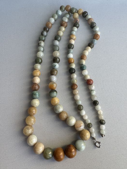 Colier lucrat manual din agate si argint