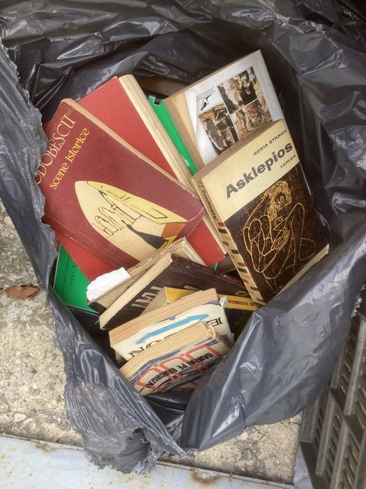 Carti vechi. Vand carti 90buc.