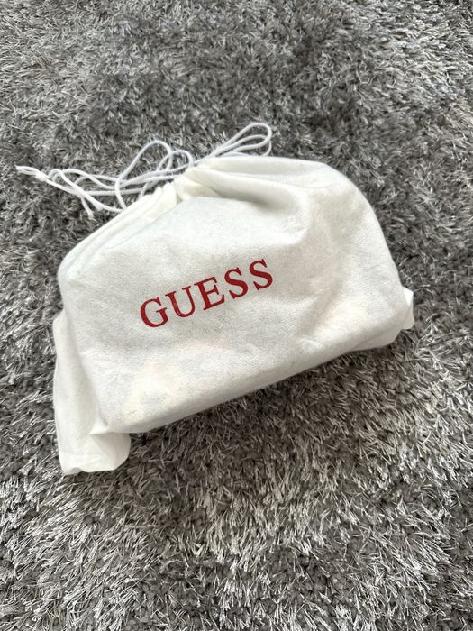 Чантичка Guess с цветя
