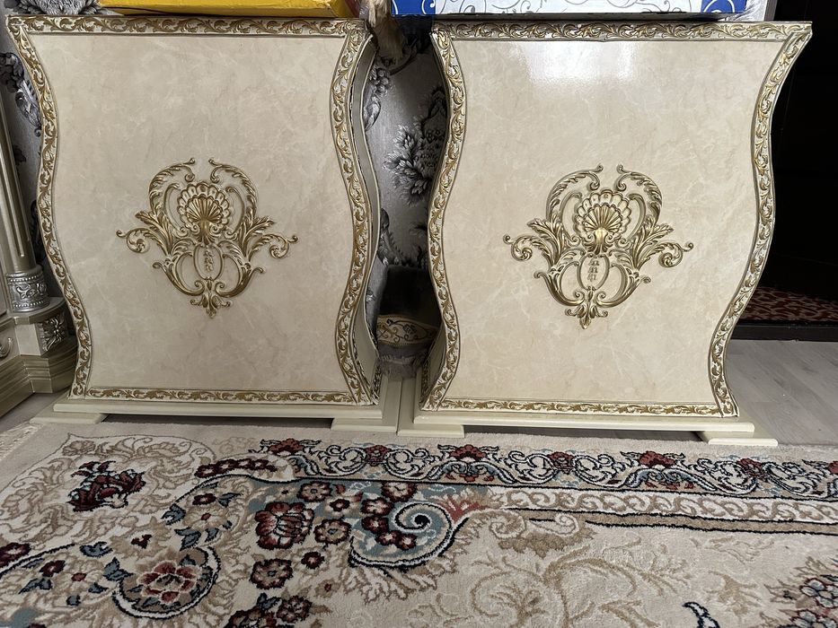 Продается обеденный  гарнитур на 12 персон + декоративные стойки.