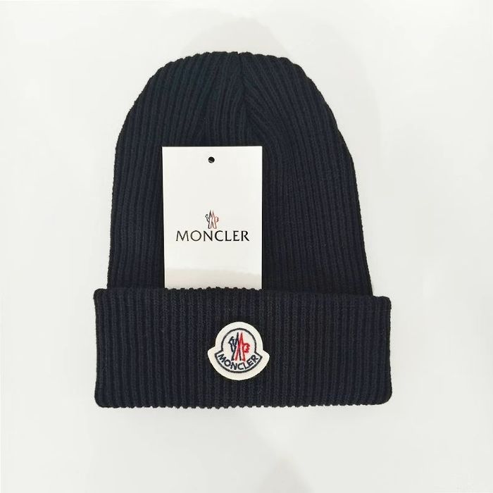 Шапка Moncler.