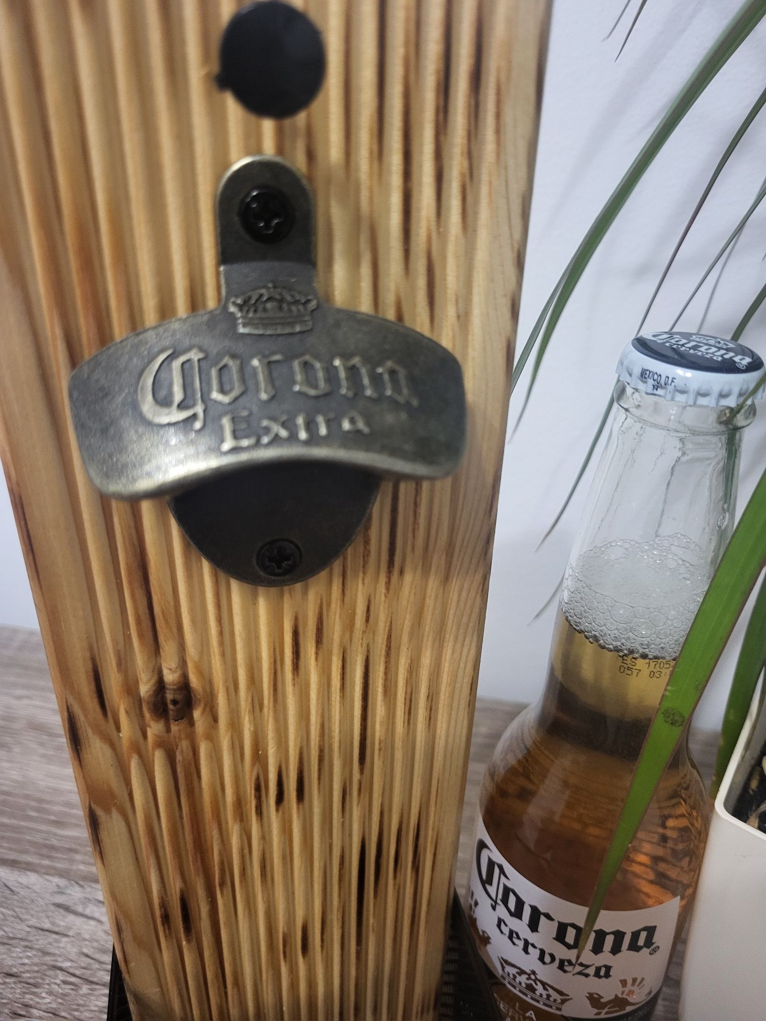 Corona Extra - desfacator bere pentru perete Cadou