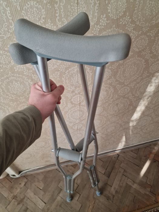 ПОДАРЯВАМ Две Патерици и Ортеза Уолкър