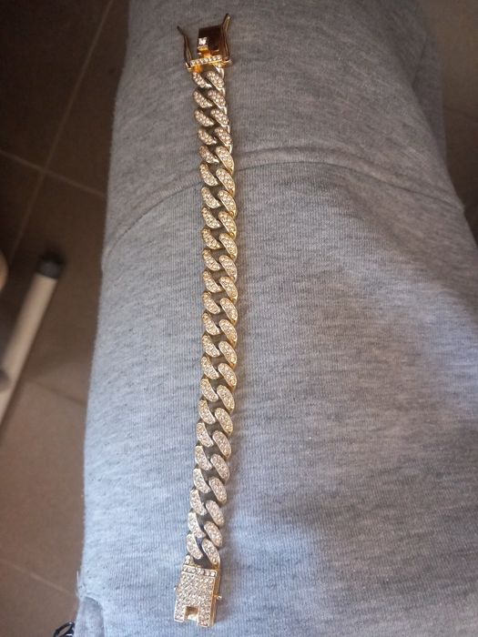 Bratara aur 14 carate