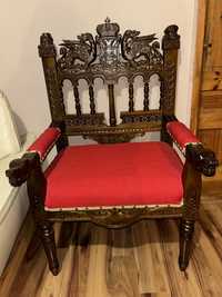 Старинен стол с богата орнаментика и дърворезба