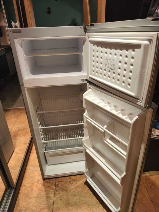 Хладилник с камера NEO