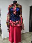 Corset bleumarin cu flori din catifea cusute manual;