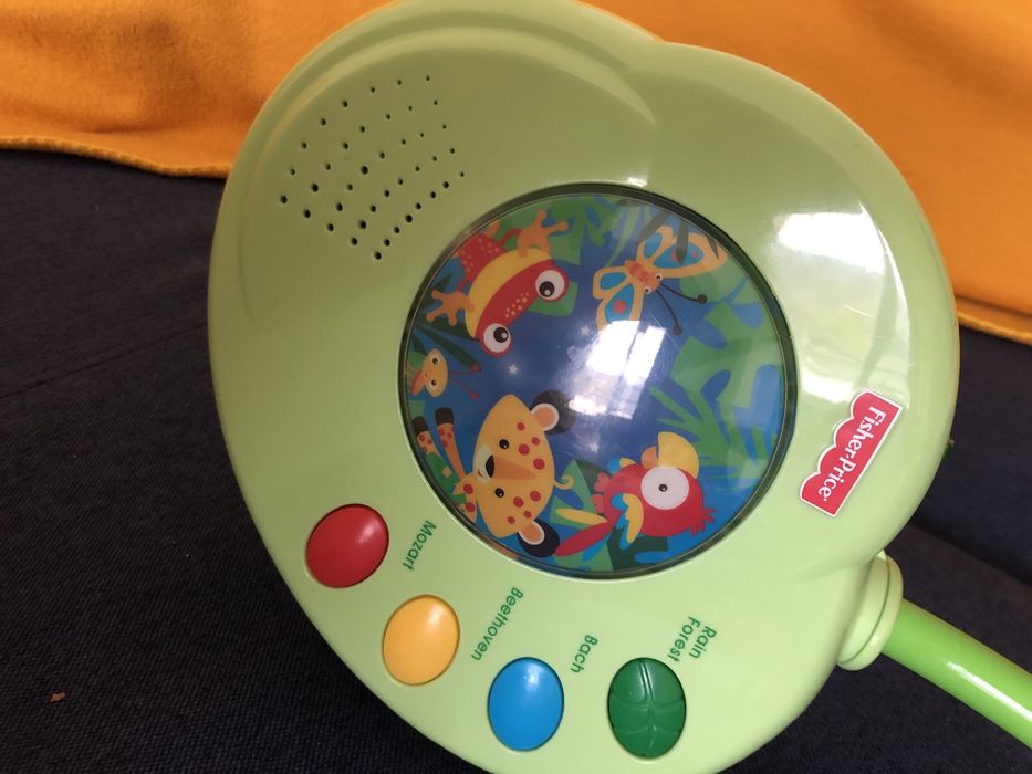 Музикална играчка тип въртележка за закрепяне към детско бебешко легло