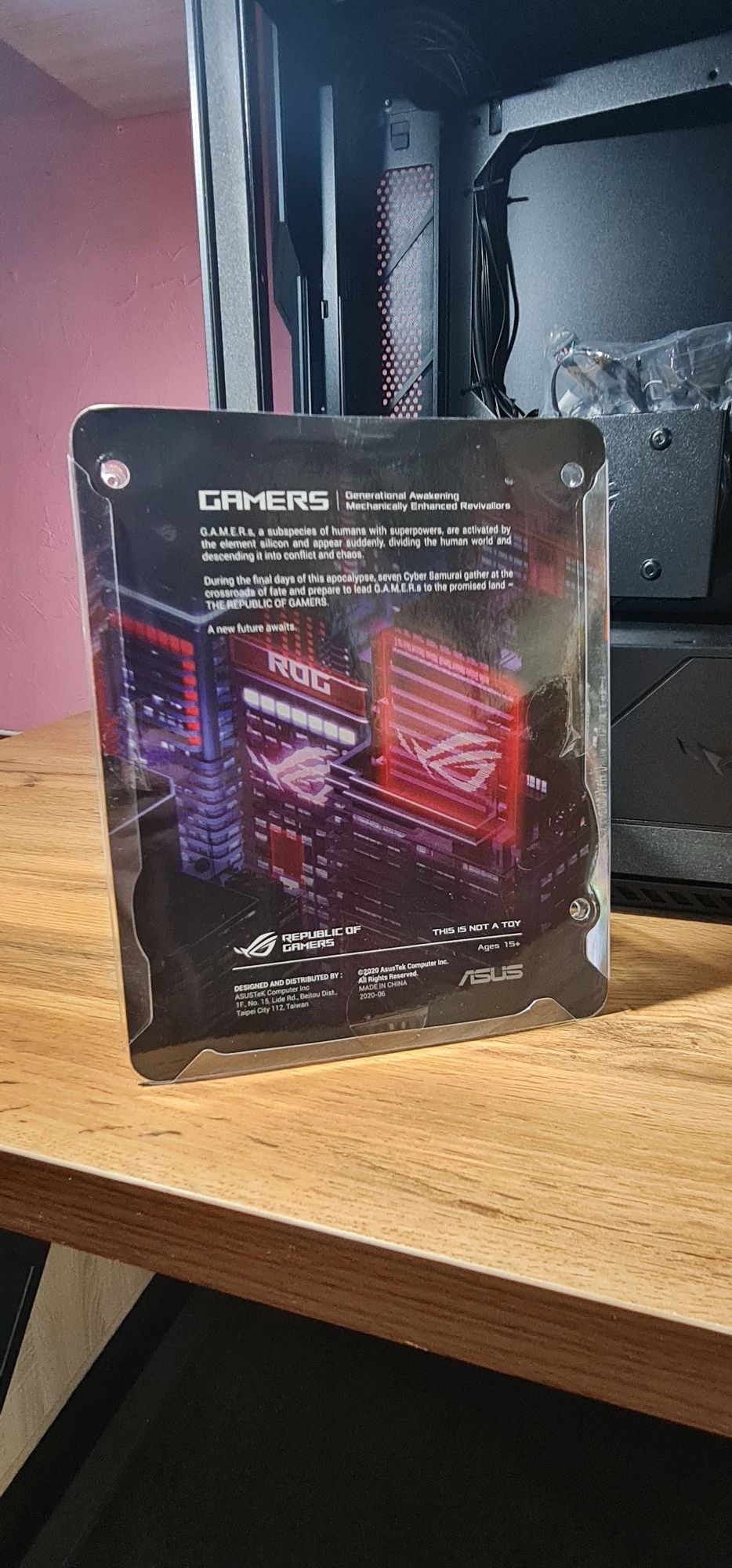 SE7EN фигурка от Asus ROG Republic of Gamers