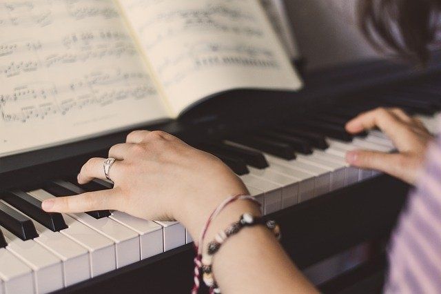 Уроки вокала и фортепиано