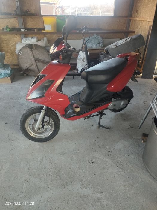 Vând scuter 49cm 4 timpi stare buna