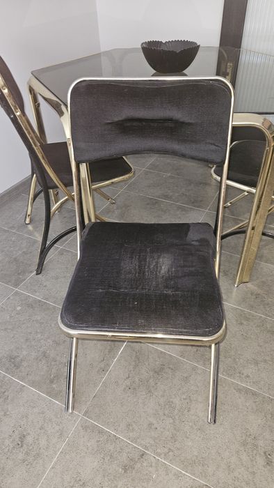 Продавам маса с 4 стола