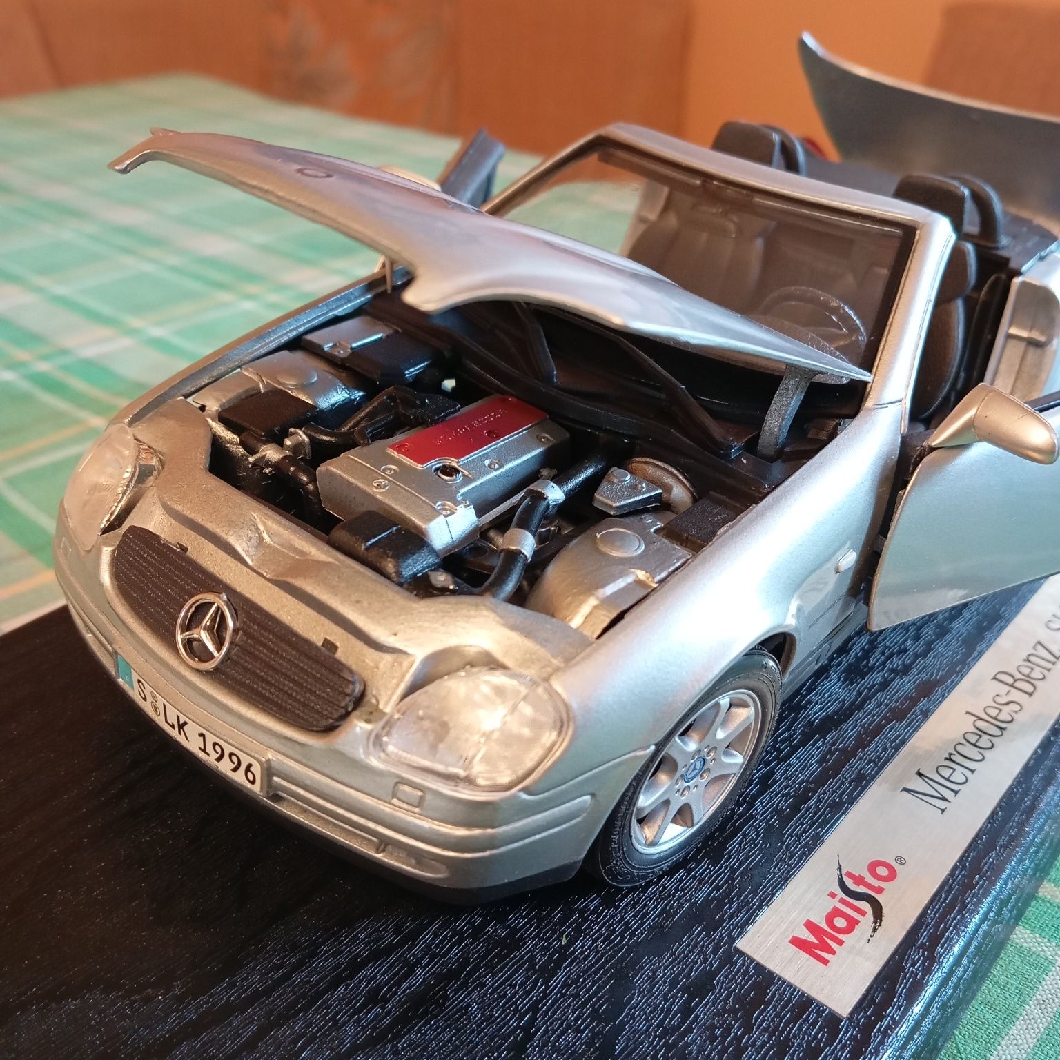 Метална кола мащаб 1 : 18