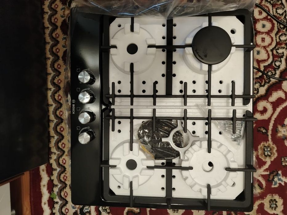 Варочная газовая поверхность,унитаз,раковина,обои.