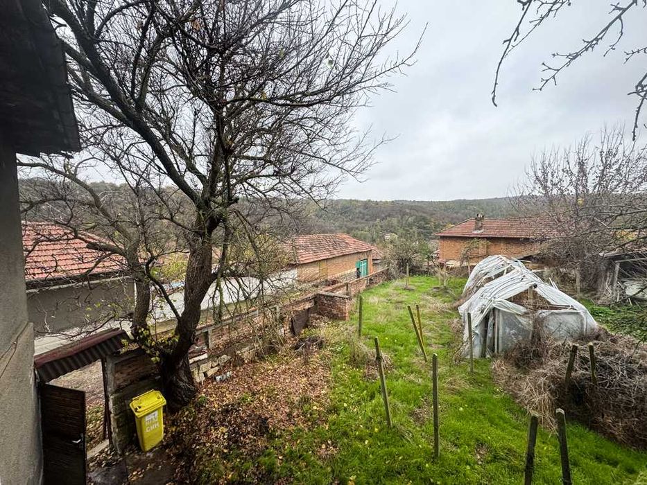 Kъща с 3 спални, гараж и стопански постройки в живописното село Червен