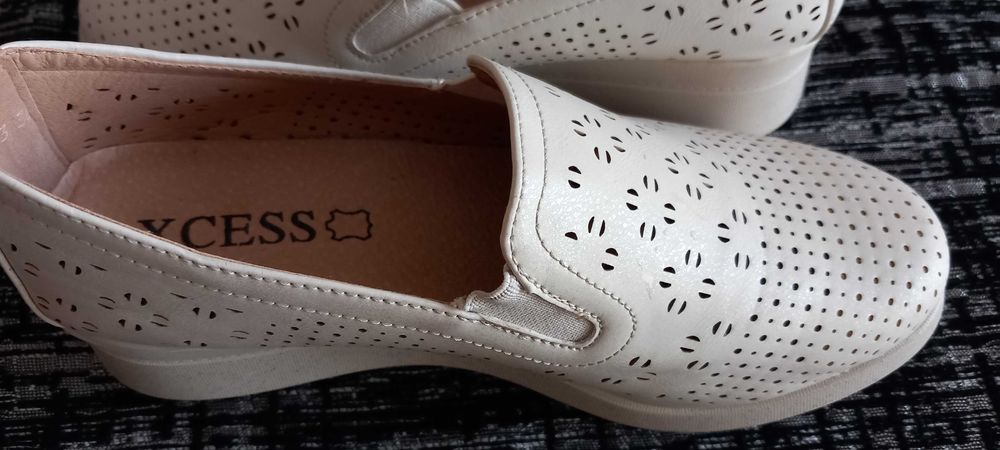 Дамски обувки с платформа