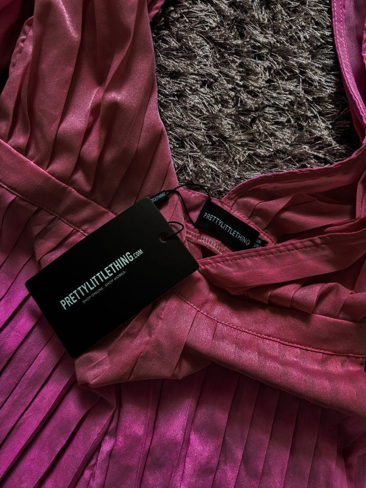 Vând rochie PrettyLittleThing – nouă, cu etichetă