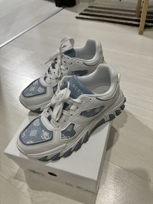 Маратонки Guess.