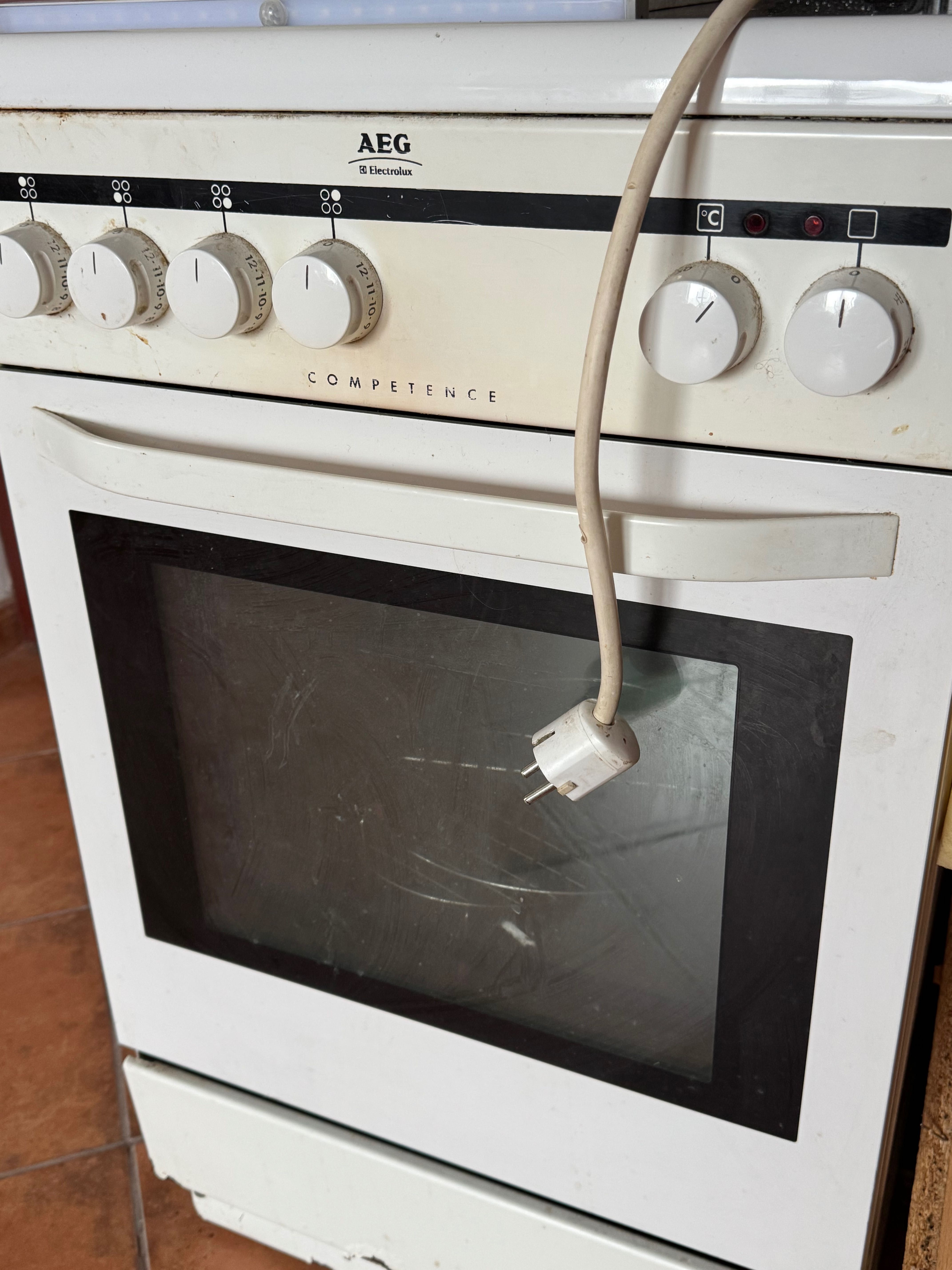 Vând aragaz electric AEG  parțial defect .