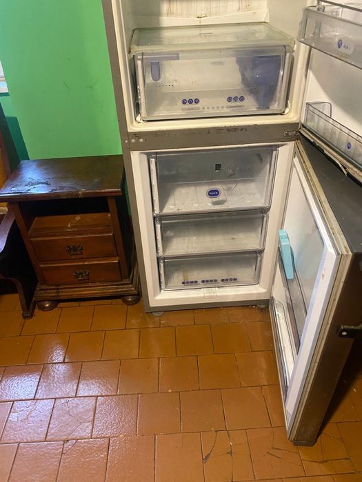 Combina frigorifica Whirlpool clasa A+ cu o capacitate totala de 327 L