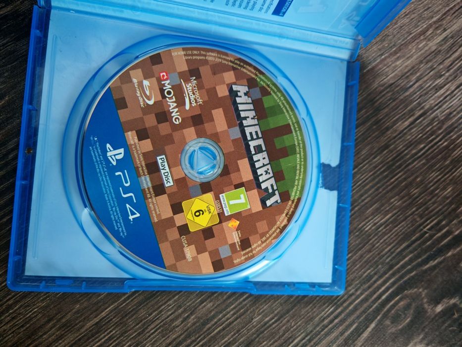 Vând joc Minecraft și FIFA 23 pentru ps 4